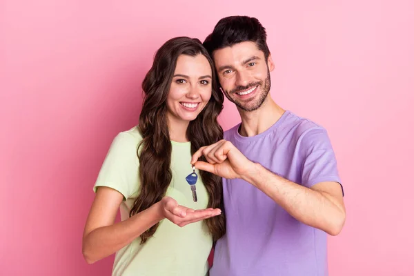 Πορτρέτο της ελκυστικό χαρούμενο ζευγάρι αγκαλιάζει εκμετάλλευση στο χέρι κλειδί σπίτι πιστωτικό δάνειο επενδύουν απομονωμένο σε ροζ παστέλ χρώμα φόντο — Φωτογραφία Αρχείου