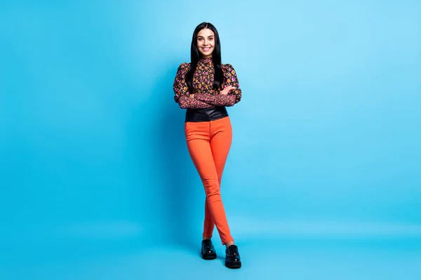 Photo de femme d'affaires auto-assurée porter imprimé fleur chemise pantalon chaussures isolé fond de couleur bleue — Photo