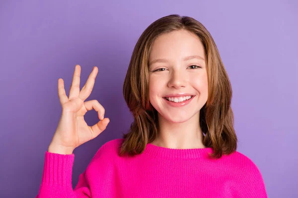Foto av vackra glada unga tonåring flicka gör okej tecken leende gott humör isolerad på violett färg bakgrund — Stockfoto