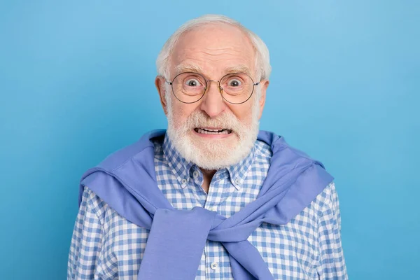 Foto von verrückten alten grauen Frisur Mann tragen Brille blaues Hemd isoliert auf pastellfarbenem Hintergrund — Stockfoto
