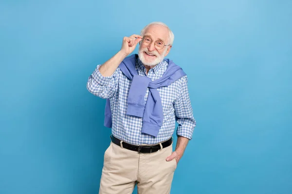 Foto de homem penteado cinza velho otimista usar óculos camisa azul isolado no fundo cor pastel — Fotografia de Stock