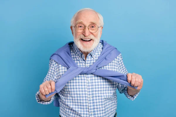 Foto de homem penteado cinza velho otimista usar óculos camisa azul isolado no fundo cor pastel — Fotografia de Stock