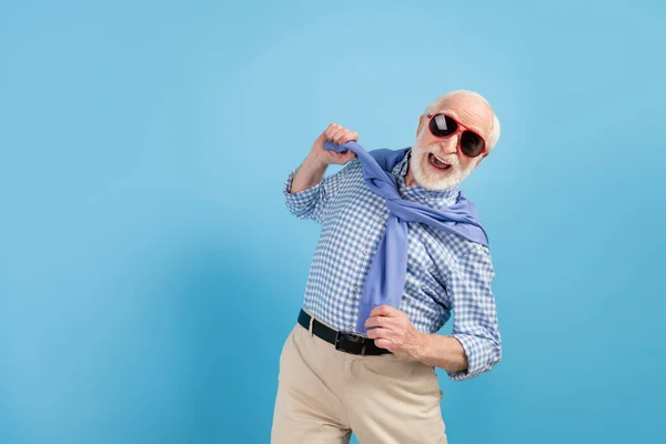 Foto de otimista velho penteado cinza homem dança desgaste óculos camisa azul isolado no fundo de cor — Fotografia de Stock