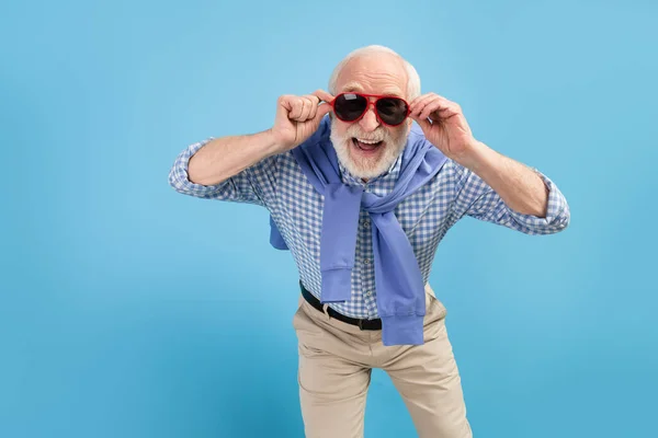 Photo de vieux gris optimiste coiffure homme danse porter lunettes chemise bleue isolé sur fond de couleur — Photo
