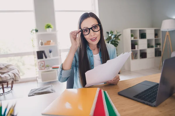 Foto van baas brunette millennial dame dragen jeans shirt brillen lees document werk van thuis alleen — Stockfoto
