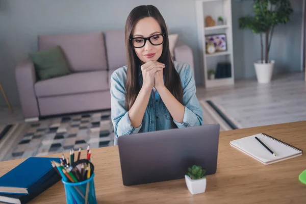 Foto de inteligente enfocado reflexivo mujer madura usar gafas trabajo abogado remoto en el interior de casa casa — Foto de Stock