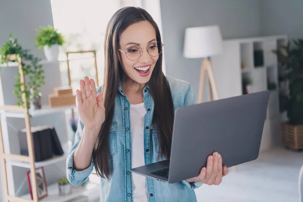 Foto di gioiosa felice donna matura positiva onda ciao computer riunione online all'interno della casa di casa — Foto Stock