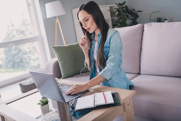 Portret atrakcyjnej wykwalifikowanej kobiety korzystającej z laptopa odbierającej rozmowy przygotowującej raport finansowy w domu — Zdjęcie stockowe