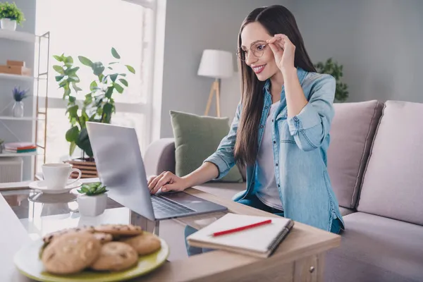 Ritratto di attraente allegra donna dai capelli lunghi che utilizza lo sviluppo di start-up di un progetto di lavoro portatile a casa all'interno — Foto Stock