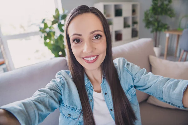 Zelfportret van aantrekkelijke vrolijke langharige vrouw die eenzaam en veilig thuisblijft — Stockfoto