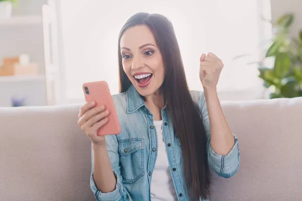 Ritratto di attraente allegra donna dai capelli lunghi fortunati utilizzando dispositivo gadget post app gioire reazione a casa al chiuso — Foto Stock