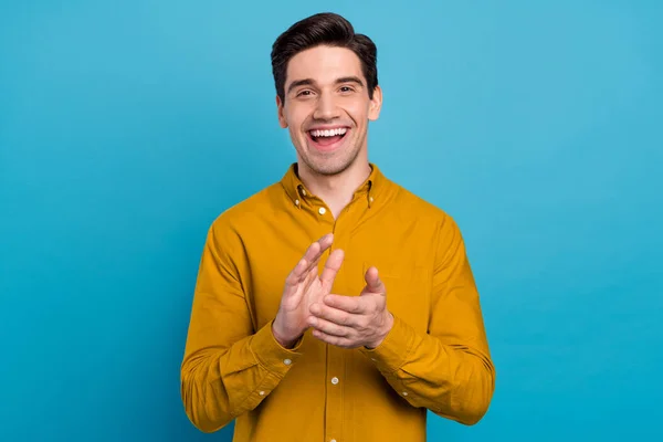 Foto do espectador animado cara aplaudindo as mãos desfrutar de desempenho desgaste camisa amarela isolado azul cor fundo — Fotografia de Stock