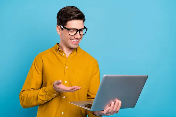Foto de funky brunet ceo man talk laptop wear yellow shirt eyewear isolated on blue color background — Foto de Stock