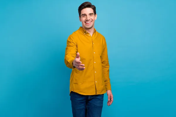 Zdjęcie optymistycznego trenera brunet człowiek dać ręka nosić żółtą koszulę izolowane na tle niebieskiego koloru — Zdjęcie stockowe