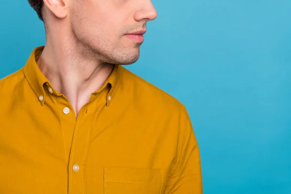 Foto recortada do cara masculino olhar espaço vazio mostrar pele sedosa usar camisa amarela isolado azul cor fundo — Fotografia de Stock