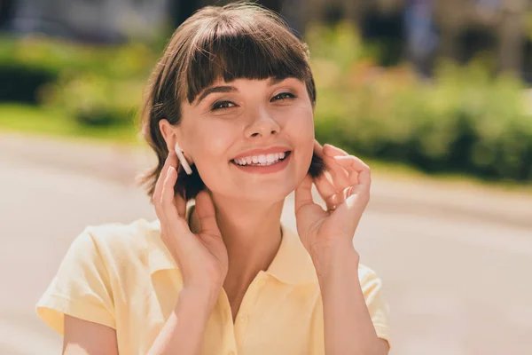 Foto de linda joven morena dama manos cara desgaste amarillo camiseta fuera en el parque —  Fotos de Stock