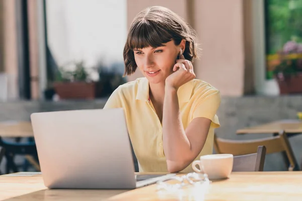Retrato de menina alegre focado atraente usando laptop sentado no café projeto de trabalho start-up no ar livre fresco — Fotografia de Stock
