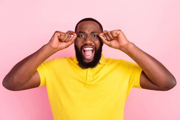 Foto van verbaasd geschokt bang afro-Amerikaanse man dragen bril slecht humeur geïsoleerd op pastel roze kleur achtergrond — Stockfoto