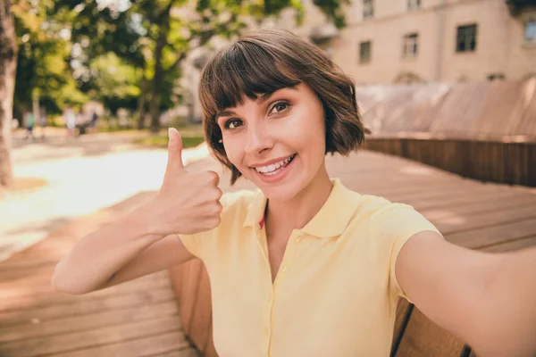 Foto de joven feliz atractiva mujer hacer selfie pulgar hacia arriba sonrisa fin de semana disfrutar al aire libre ciudad — Foto de Stock