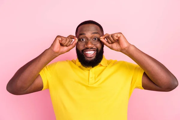 Porträt von attraktiven fröhlichen intellektuellen Kerl Nerd tragen berührende Spezifikationen isoliert über rosa Pastellfarbe Hintergrund — Stockfoto