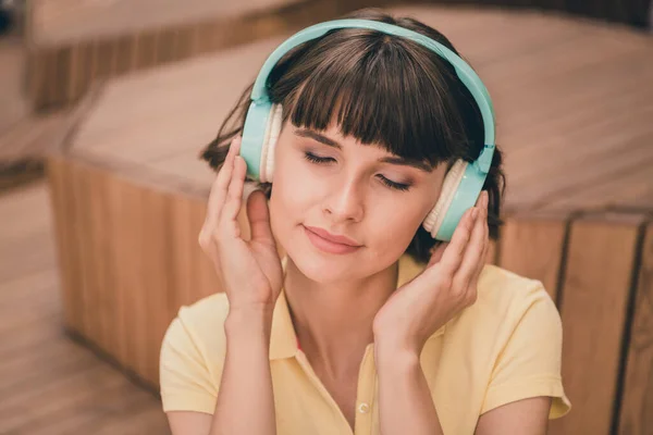 Foto av drömmande ung glad kvinna lyssna musik gott humör melodi helgen utanför utomhus stad — Stockfoto