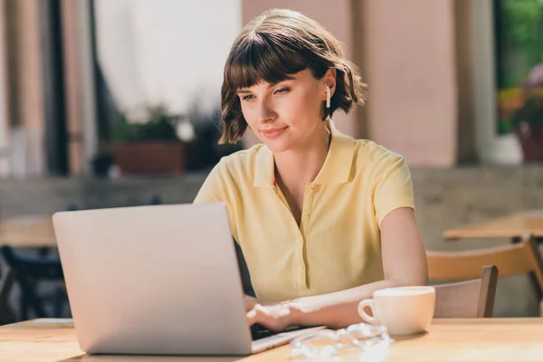 Foto di bella ragazza bruna lavoro laptop indossare giallo t-shirt fuori nel parco — Foto Stock