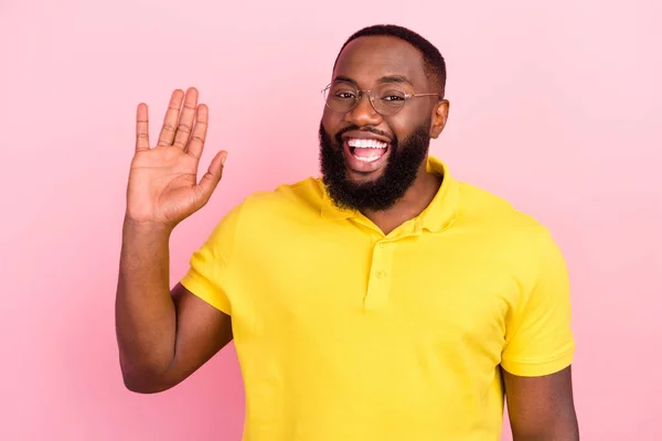 Foto de afro-americano alegre jovem feliz onda Olá bom humor fresco isolado no fundo cor-de-rosa — Fotografia de Stock