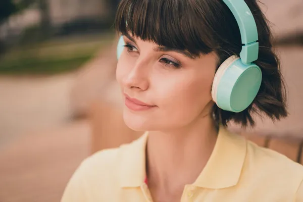 Foto av glada drömska trevlig ung kvinna lyssna musik njuta av gott humör leende utomhus stad — Stockfoto