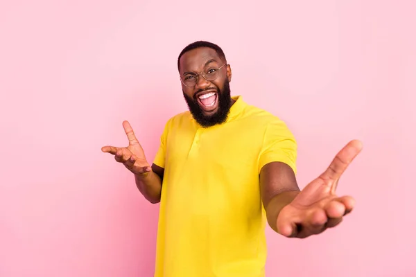 Portret van aantrekkelijke vrolijke funky guy uitnodigen u plezier geïsoleerd over roze pastel kleur achtergrond — Stockfoto