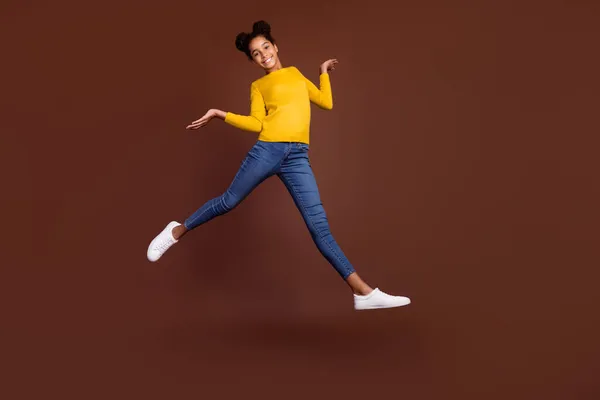 フル長さの写真のファッションpreteen女の子ランウェアシャツジーンズの靴隔離された茶色の色の背景 — ストック写真