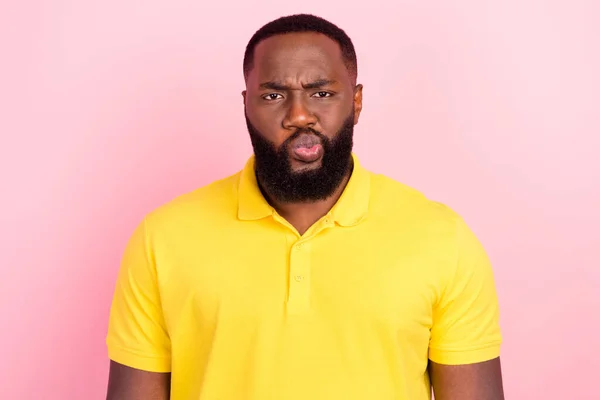 Foto von afroamerikanischen Mann schlechte negative Stimmung tragen lässige Outfit isoliert auf rosa Hintergrund — Stockfoto
