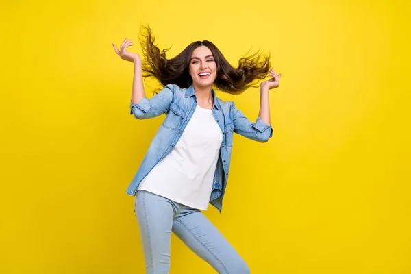 Foto de encantador funky jovem mulher vestida camisa jeans dançando sorrindo isolado cor amarela fundo — Fotografia de Stock