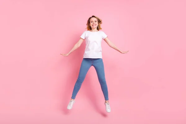 Lunghezza completa corpo formato foto ragazza indossa vestiti alla moda saltando su isolato pastello colore rosa sfondo — Foto Stock