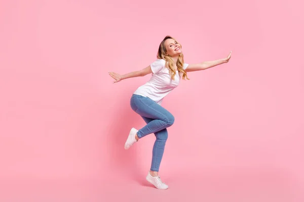Volledige lengte foto van charmante vrolijke volwassen vrouw dans goed humeur glimlach geïsoleerd op roze kleur achtergrond — Stockfoto