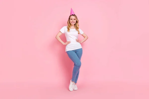 Full size corpo foto ragazza indossa cono di compleanno sorridente in abito casual isolato colore rosa pastello sfondo — Foto Stock