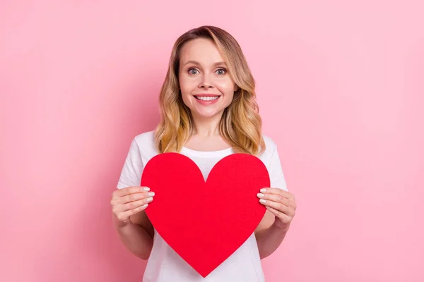 Foto de alegre jovem feliz mulher segurar as mãos grande vermelho papel coração sorriso isolado no fundo cor-de-rosa — Fotografia de Stock