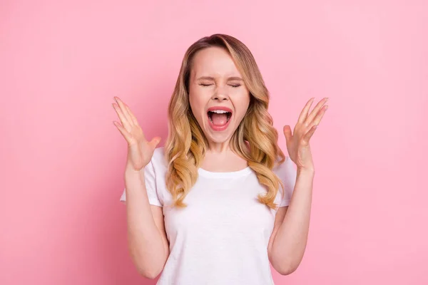 Foto portret vrouw het dragen van witte t-shirt boos schreeuwen argumenteren geïsoleerde pastel roze kleur achtergrond — Stockfoto