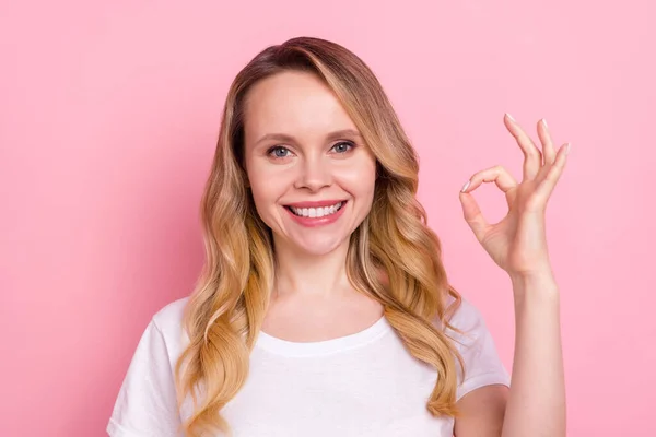 Foto de bastante joven agradable mujer feliz mostrar la mano señal bien sonrisa recomendar aislado en el fondo de color rosa — Foto de Stock