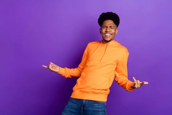 Foto de joven negro feliz sonrisa positiva mostrar dedo roca signo brutal hipster fresco aislado sobre fondo de color púrpura — Foto de Stock