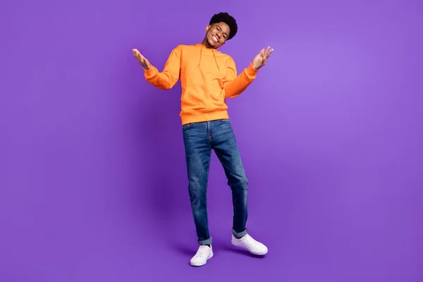 Foto de cuerpo entero del joven afro hombre feliz sonrisa positiva desgaste traje casual aislado sobre fondo de color violeta — Foto de Stock