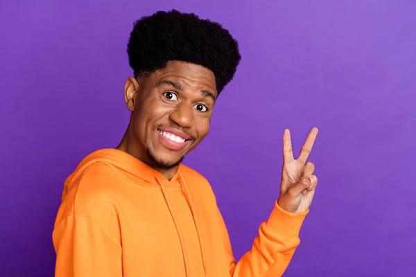 Foto von glücklichen positiven afroamerikanischen jungen Mann machen V-Zeichen hallo Lächeln isoliert auf lila Hintergrund — Stockfoto