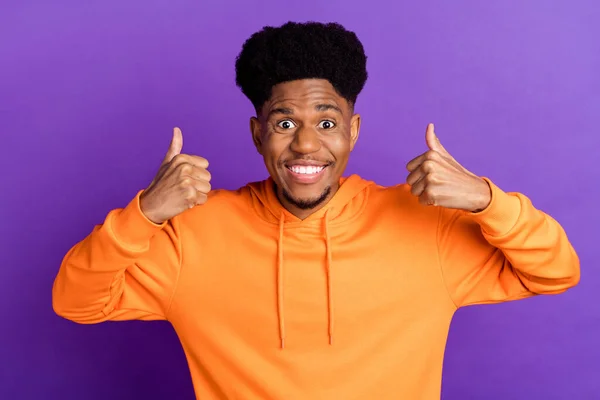 Фото молодого афро-хлопця щасливої позитивної посмішки показують великі пальці на кшталт крутої реклами ізольованої на фіолетовому кольоровому фоні — стокове фото
