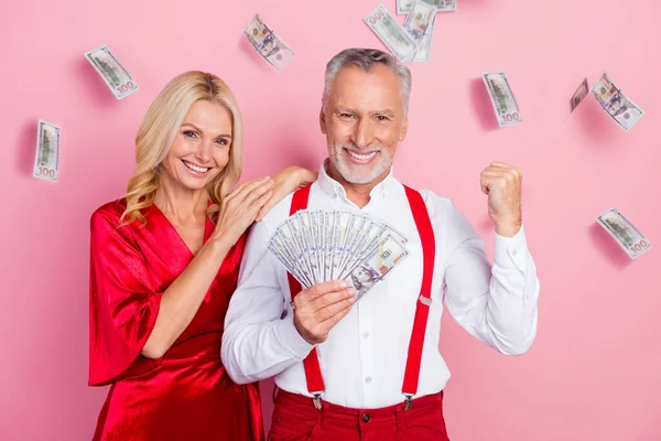 Retrato de dois belo bonito moda alegre sorte cônjuges ligação jogando dinheiro isolado sobre cor pastel rosa fundo — Fotografia de Stock