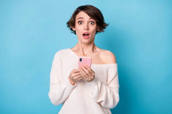Fénykép a fiatal szép megdöbbent meglepett lány látni rossz megjegyzés használata telefon elszigetelt kék színű háttér — Stock Fotó