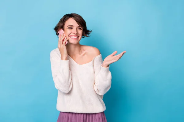 Foto retrato de menina rindo falando no telefone isolado no fundo de cor azul pastel com espaço em branco — Fotografia de Stock