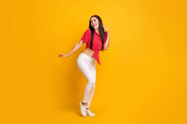 Foto de longitud completa de linda adorable niña vestida camisa roja bailando aislado color amarillo fondo — Foto de Stock