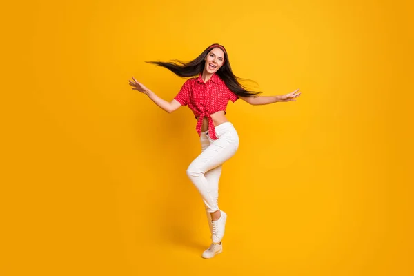 Πλήρης φωτογραφία του γλυκού χαριτωμένο νεαρή κοπέλα φορούν κόκκινο πουκάμισο χορό χέρια πλευρές των χεριών απομονωμένο κίτρινο χρώμα φόντο — Φωτογραφία Αρχείου