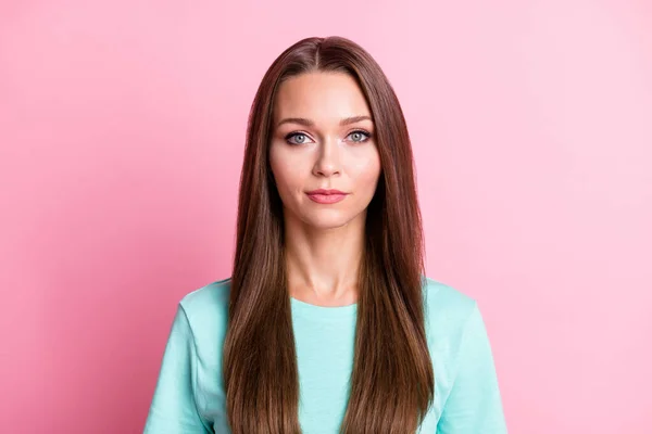 Retrato de jovem atraente sério calmo mulher inteligente usar turquesa t-shirt olhar câmera isolada no fundo cor-de-rosa — Fotografia de Stock