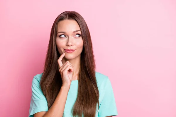 Porträtt av unga vackra glada leende drömmande kvinna hålla fingret på hakan titta copyspace isolerad på rosa färg bakgrund — Stockfoto