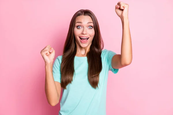 Foto portret van opgewonden brunette vrouw staren gebaar als winnaar in blauw t-shirt geïsoleerd op pastel roze kleur achtergrond — Stockfoto